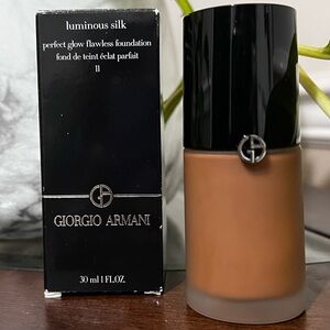 Giorgio Armani Luminous Silk Foundation 11- Black Design
